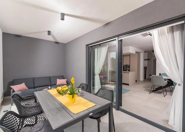 Alex Luxury Ρόβινι