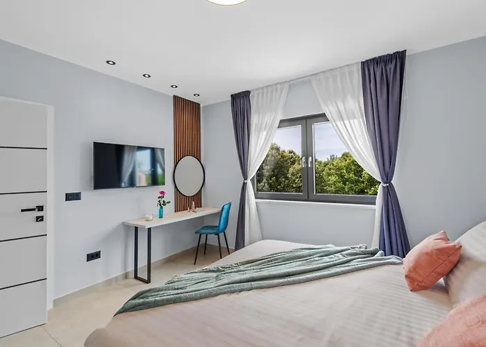 Πανσιόν Alex Luxury 4*