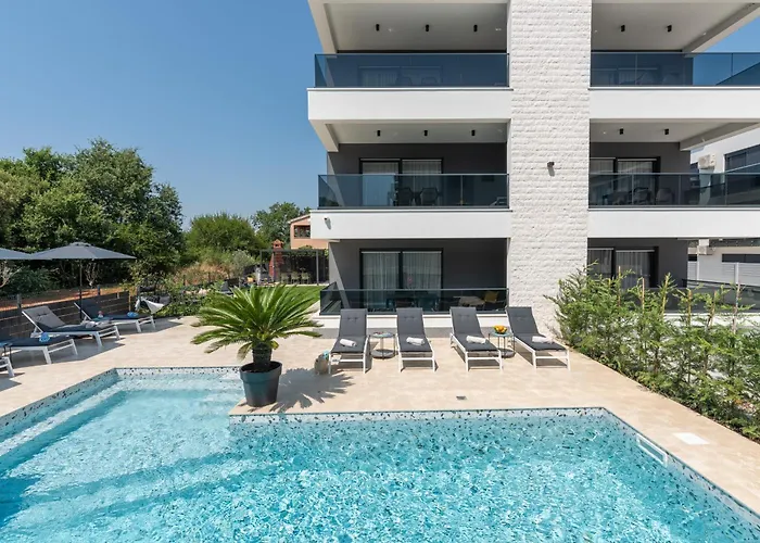 Alex Luxury Πανσιόν 4*