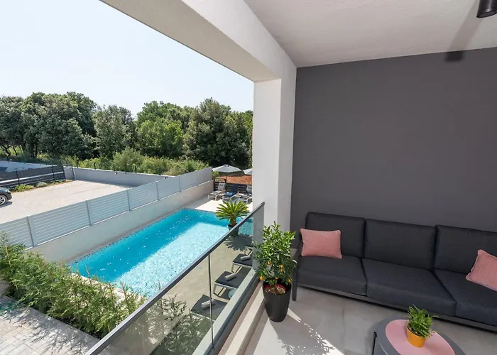 Alex Luxury Ρόβινι