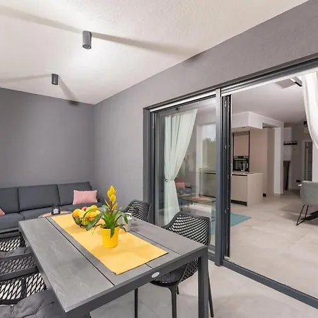 Alex Luxury רוביני