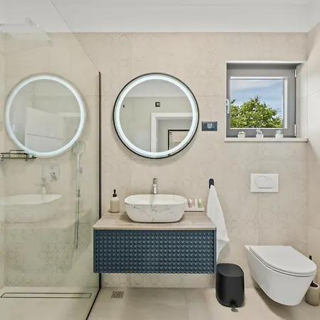 Alex Luxury בית הארחה