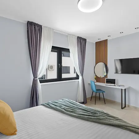 Alex Luxury 4* רוביני