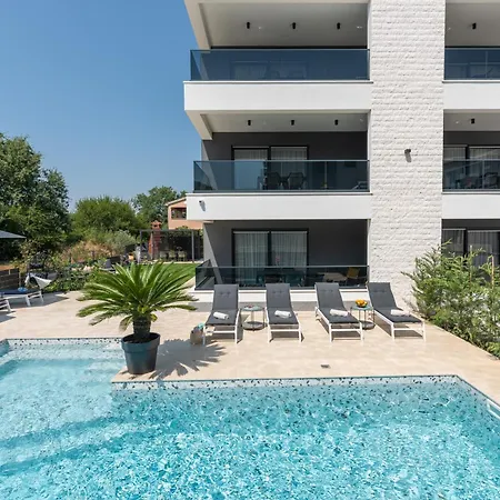 Alex Luxury בית הארחה 4*