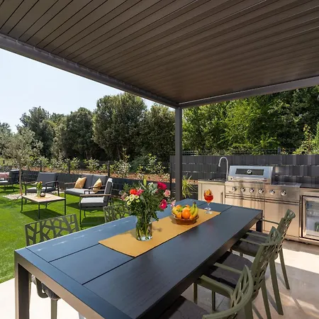 Alex Luxury בית הארחה רוביני