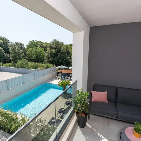 Alex Luxury רוביני